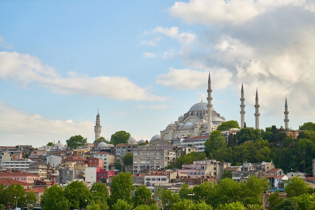 Top tourist attractions in Turkey, including Cappadocia hot air balloons, Pamukkale thermal terraces, and Istanbul’s Hagia Sophia, showcasing Turkey’s rich history and natural beauty.