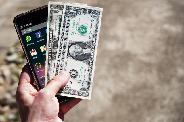 Managing Travel Finances with Apps